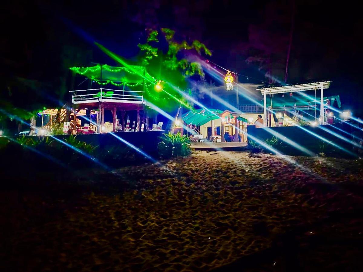 Sam & San Beach Resort Vengurla Esterno foto